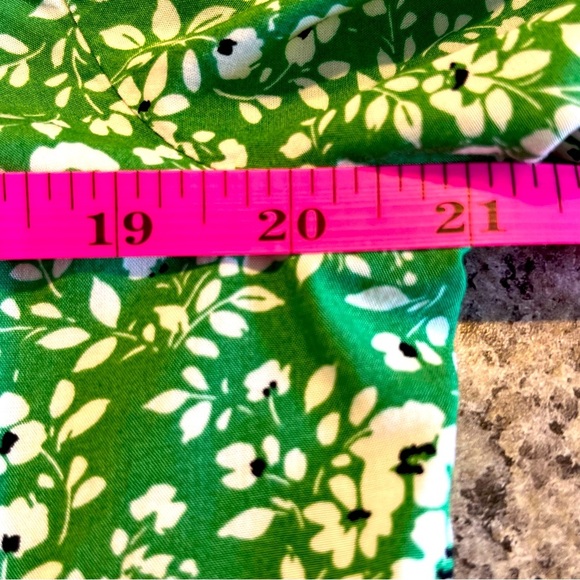 J Jill size medium Green Floral Ultra soft split neck pullover 3 button blouse - Picture 4 of 5